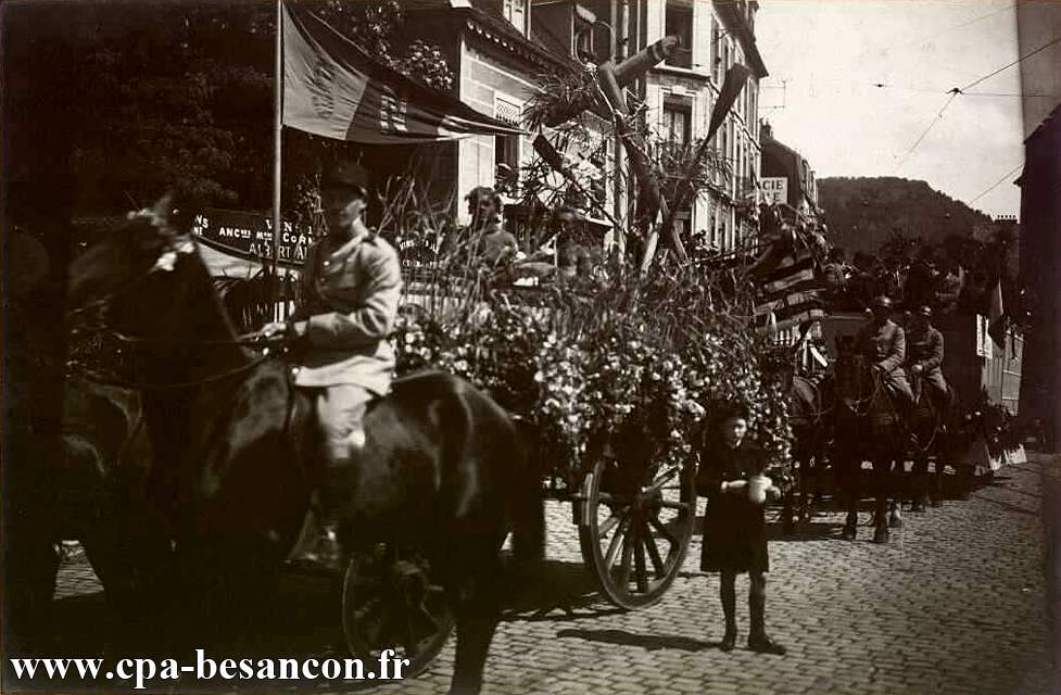 BESANÇON - Place Flore - Cavalcade au profit de la Maison des Étudiants et des Sinistrés des Chaprais - 20 mai 1928 - VIIe Foire exposition comtoise.